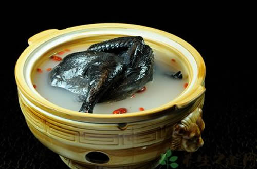 滋補(bǔ)烏雞盅