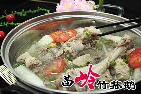 【舜泰火鍋】苗嶺竹蓀鵝本店所用大鵝均為笨鵝，湯鮮味美，其肉肥而不膩，香氣撲鼻。